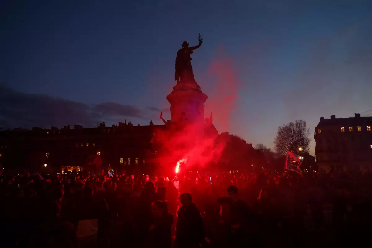 Los manifestantes se reúnen en la Place de la Republique durante una manifestación, un día después de que se adoptara la reforma de las pensiones, cuando el Parlamento francés rechazó dos mociones de censura contra el gobierno, en París, Francia, el 21 de marzo de 2023.