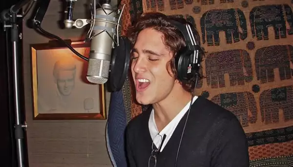 Diego también es cantautor y le dieron la oportunidad de cantar dos de sus temas dentro de la serie.