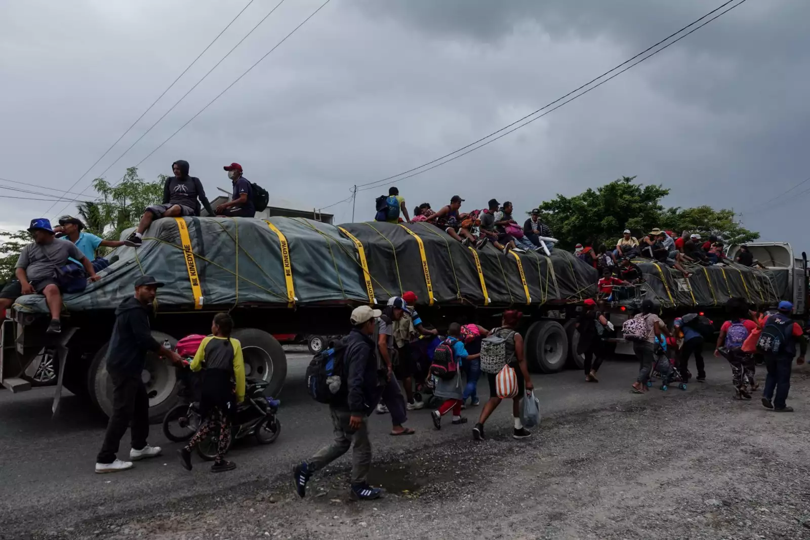 Migrantes abordaron un trailer sobre la carretera Transístmica-Sayula de Aleman-Matías Romero Avendaño hacia Piedra Blanca, Oaxaca.