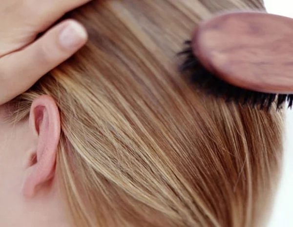 Trata de cepillar tu pelo con un cepillo de cerdas naturales por lo menos tres veces al día.