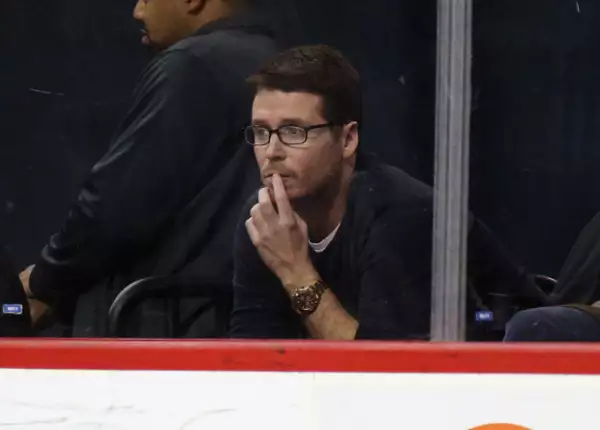 Kevin Connelly también estaba en el juego de hockey junto con Leo.