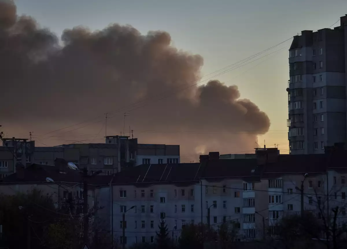 El humo sube en Lviv, Ucrania después de un ataque con misiles rusos. 