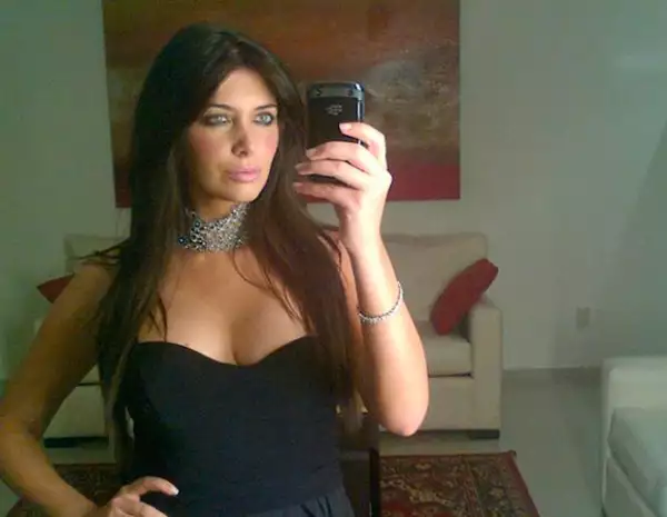 Gastineau disfruta de subir sus looks del día a las redes sociales.