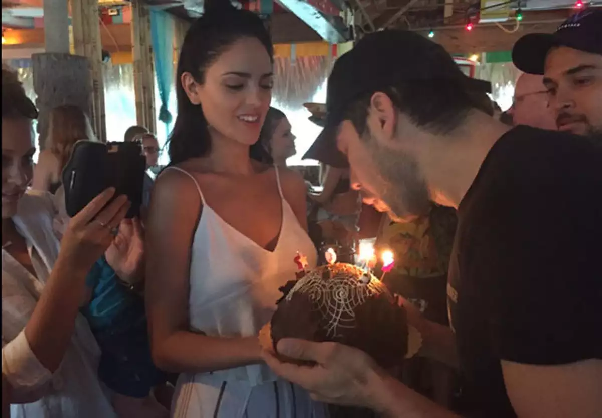 Con un pastel y un mensaje fue como la actriz deseó un feliz cumpleaños a DJ Cotrona, quien este fin de semana llegó a los 35 años.