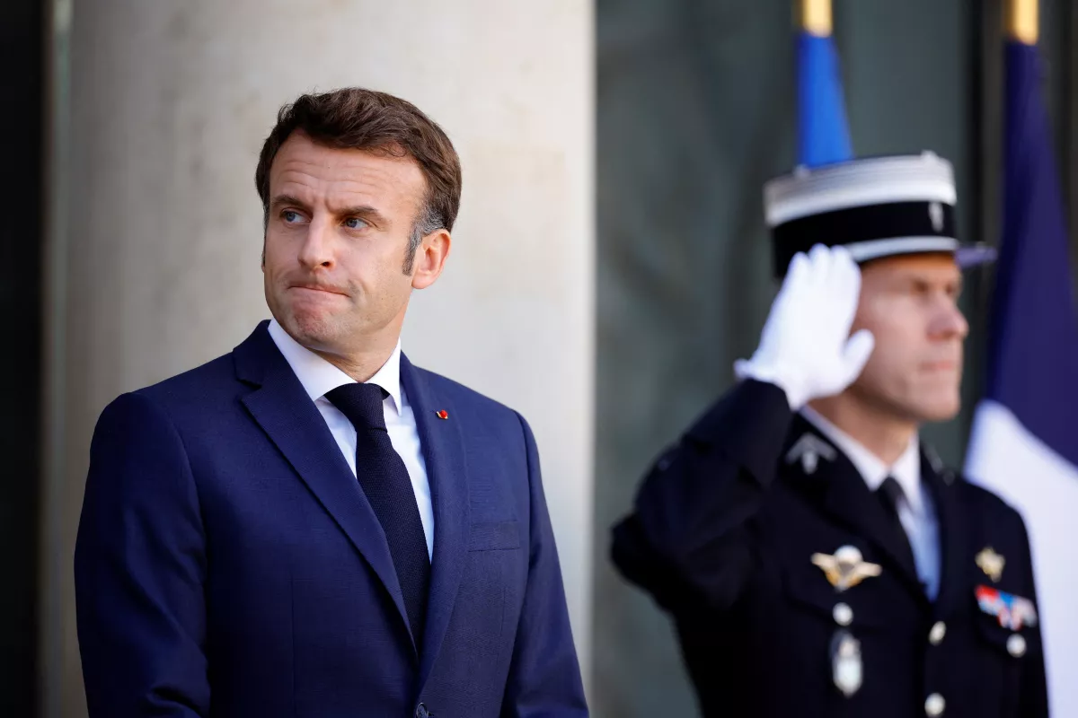 El presidente de Francia, Emmanuel Macron, espera la llegada del canciller alemán Olaf Scholz para un encuentro en en Palacio del Eliseo en París, Francia. 