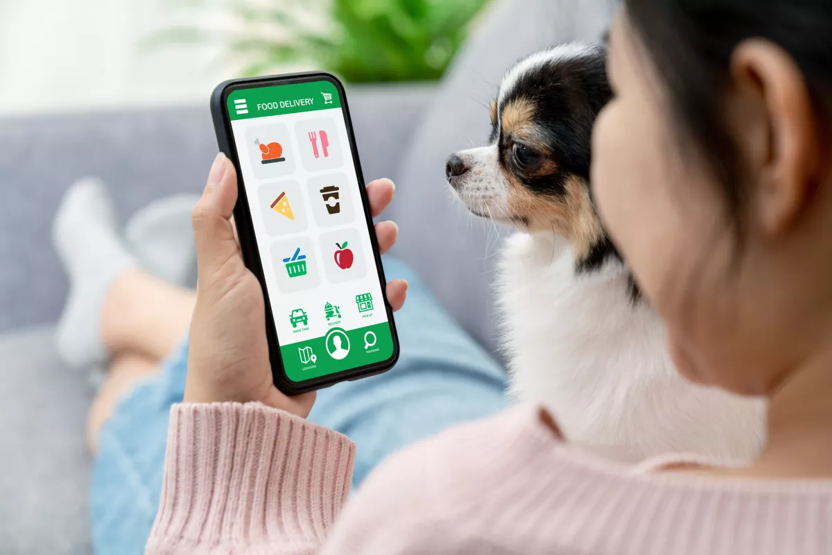 Mujer viendo la pantalla de una super app