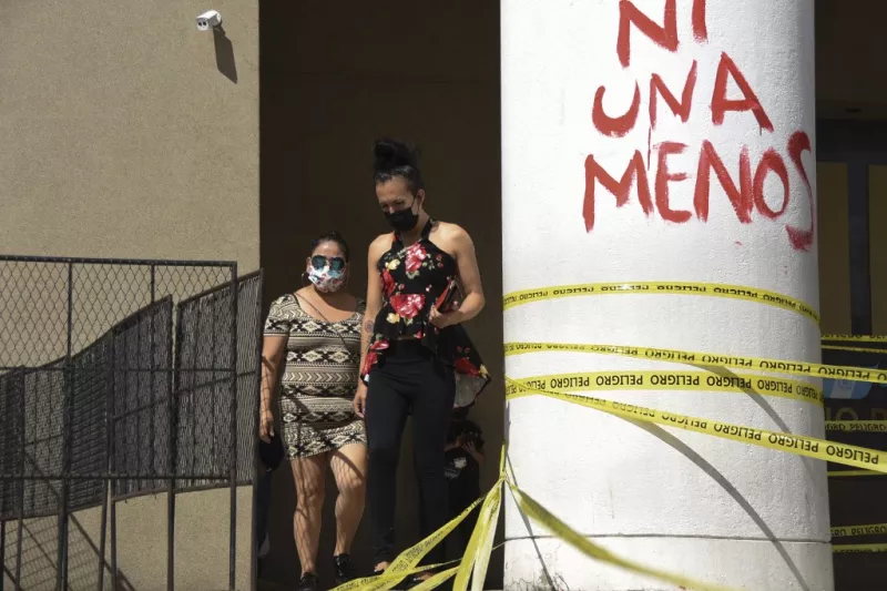 Mujeres forman parte de una protesta afuera del ministerio público en Ciudad de Guatemala. 