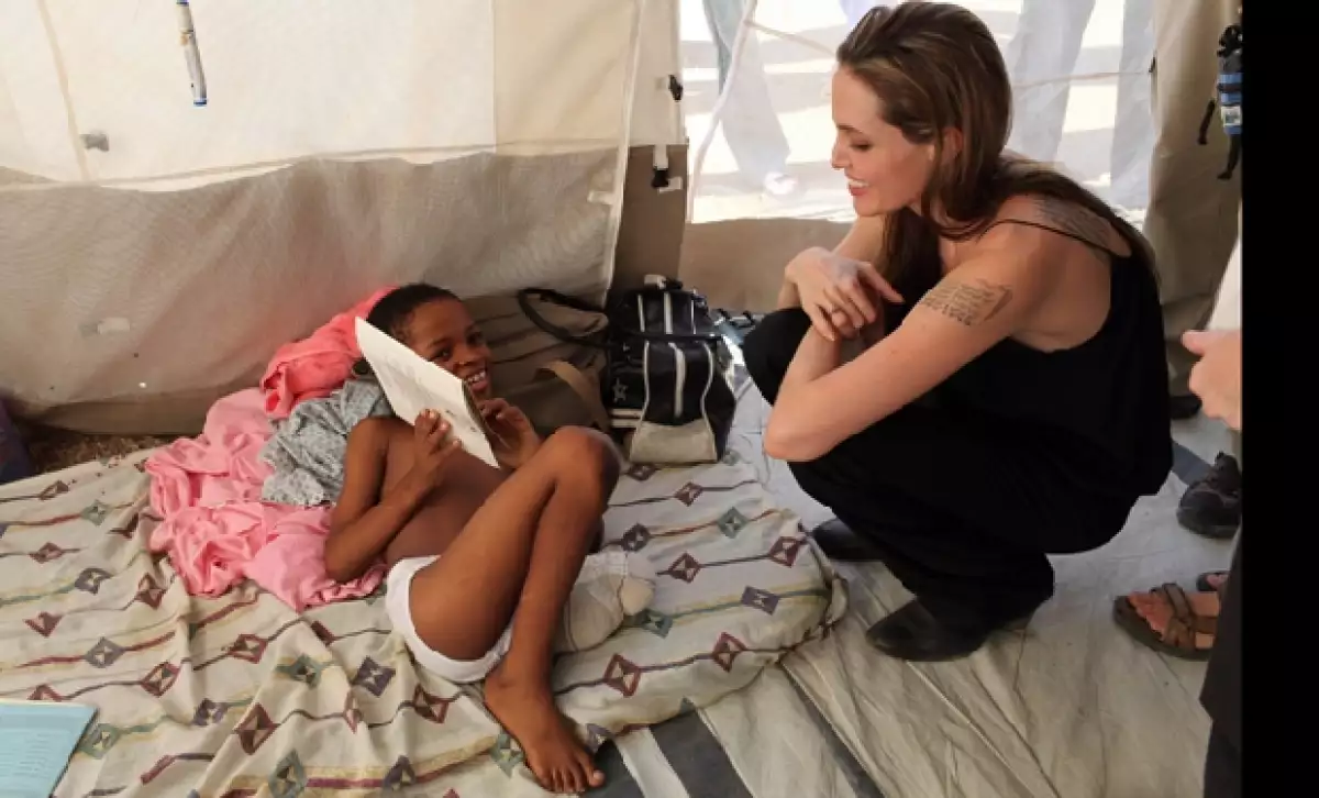 La actriz estadounidense explicó a varias jóvenes haitianas que su compañero sentimental se quedó con sus hijos mientras ella visitaba un centro de acogida de menores de Aldeas Infantiles SOS.