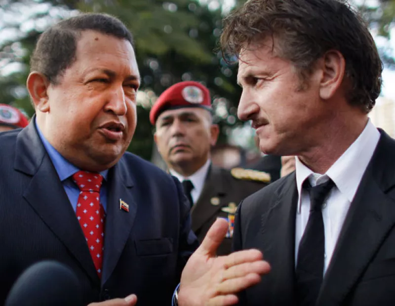 El actor estadounidense participó por sorpresa en una vigilia en La Paz por la salud del presidente venezolano.