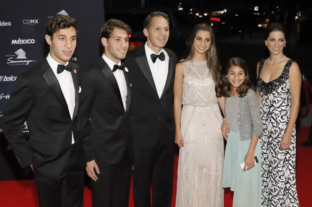 Daniel y Rodrigo Hajj Slim (extrema izquierda) son hijos de