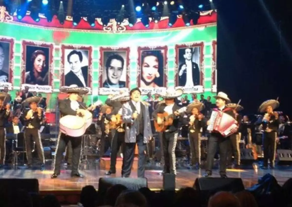En un concierto privado con invitados especiales como los gobernadores de Chihuahua, César Duarte y Michoacán, Jesús Reyna, "El divo de México" ofreció una emotiva velada en honor a su carrera.