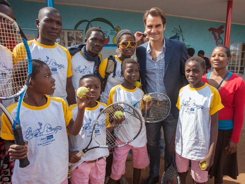 Roger Federer junto a un equipo de tenis en el Centro de cuidado de niños en la comunidad Lundu después de su inauguración.