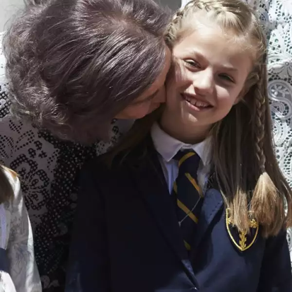 Leonor recibe un beso de su abuela, la Reina Sofía, el día de su Primera Comunión en Madrid.
