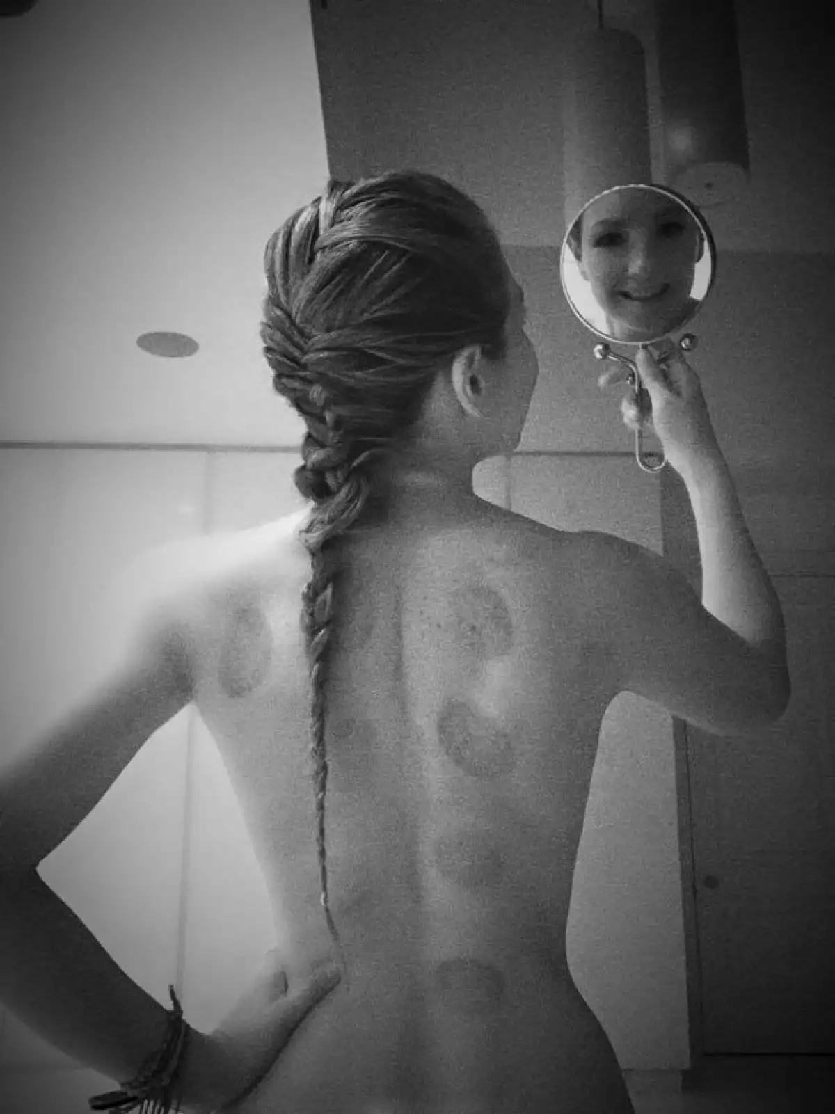 La cantante compartió un video y dos fotos del tratamiento que le hicieron para desintoxicar su cuerpo, aunque se ve doloroso, ella dice que lo disfruta mucho.