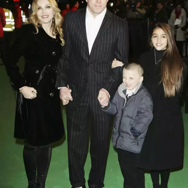 Madonna adoptó dos hijos en África. En el 2006 fue a David y tres años después a Mercy.