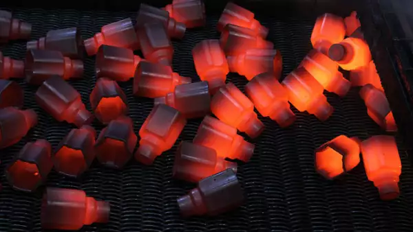 El material se somete a temperaturas de 850°C para poder ser trabajado.