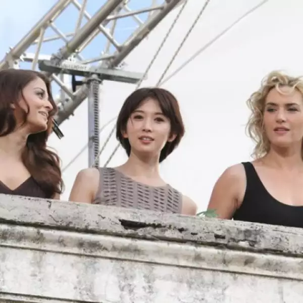 Junto a ella, aparecen dos estrellas más: desde Bollywood, la guapa Aishwarya Rai Bachchan, quien fue Miss Mundo, y la modelo tailandesa Lin Chi-ling.