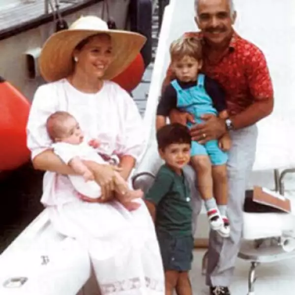 Noor fue la cuarta esposa del rey Hussein. Acá con tres de sus hijos.