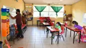 Niños toman clases presenciales en grupos reducidos y con cubrebocas en la comunidad de Carlos Cano, Campeche.