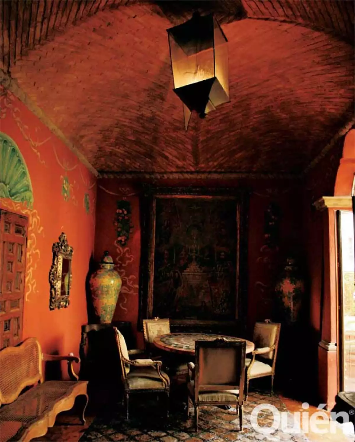 El salón con boveda con ladrillo abre la casa hacia los patios y pasillos posteriores.