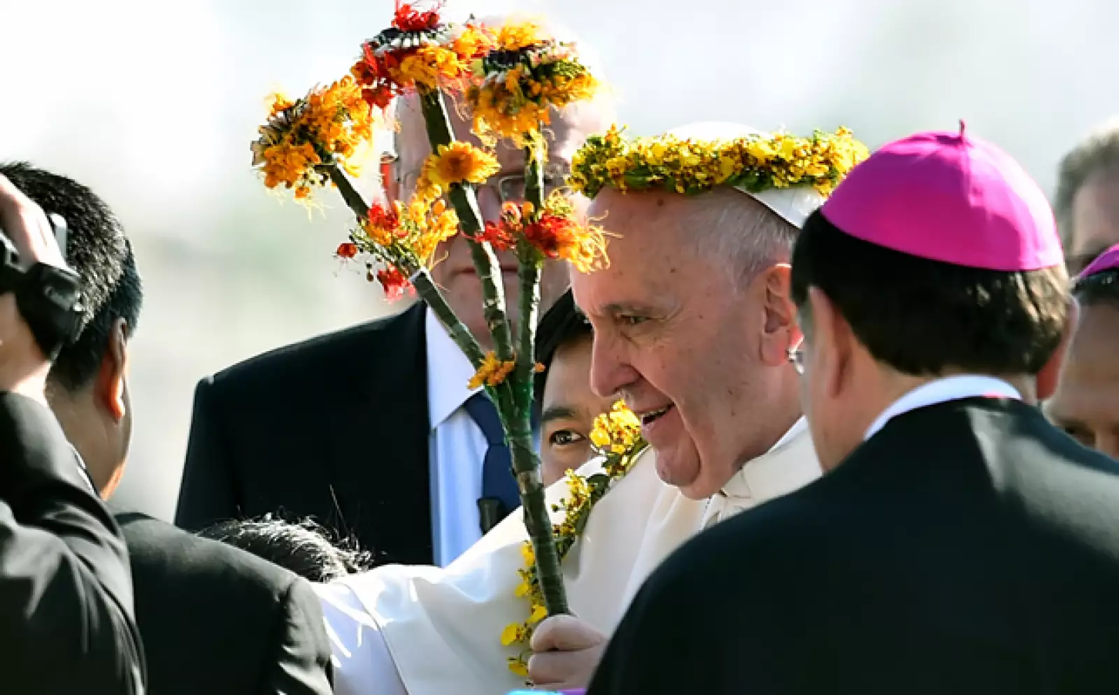 En el aeropuerto, representantes de dos comunidades indígenas le regalaron un bastón y una diadema que reconocen la autoridad del papa.