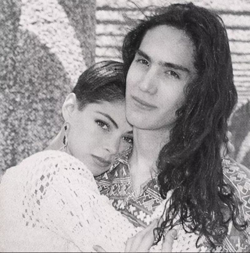 La esposa del cantante mexicano compartió un sorprendente throwback en el que vemos como tanto ella como Benny han cambiado con los años.