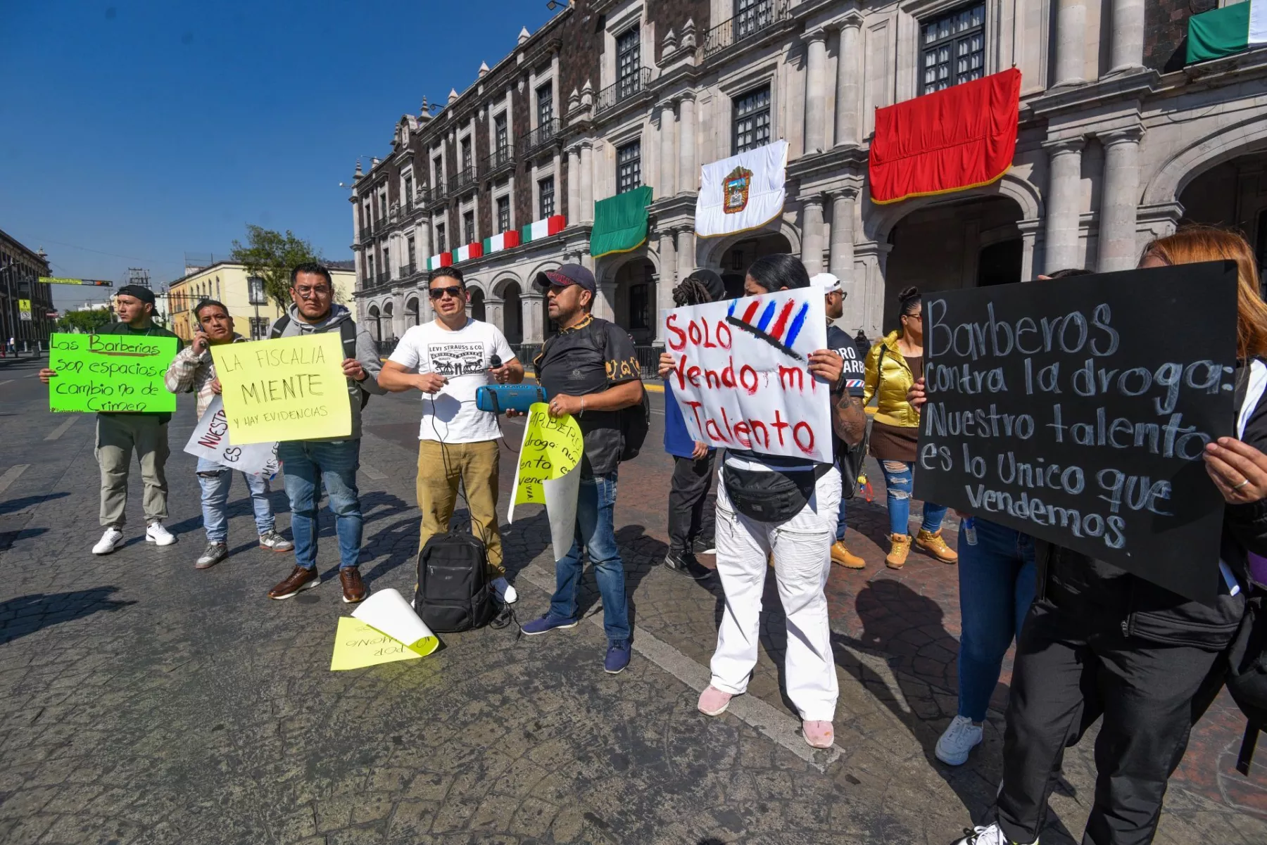 Protestan barberos en Toluca