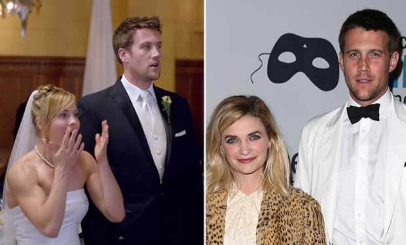 A diferencia de la novia, él no parece nada entuciasmado por la idea, ¿será porque no es su verdadera esposa?