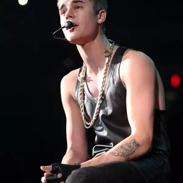 Justin Bieber tiene desde una corona hasta el escudo de un equipo de hockey. Desde los 16 empezó y hoy a sus 18 años parece que no quiere parar.