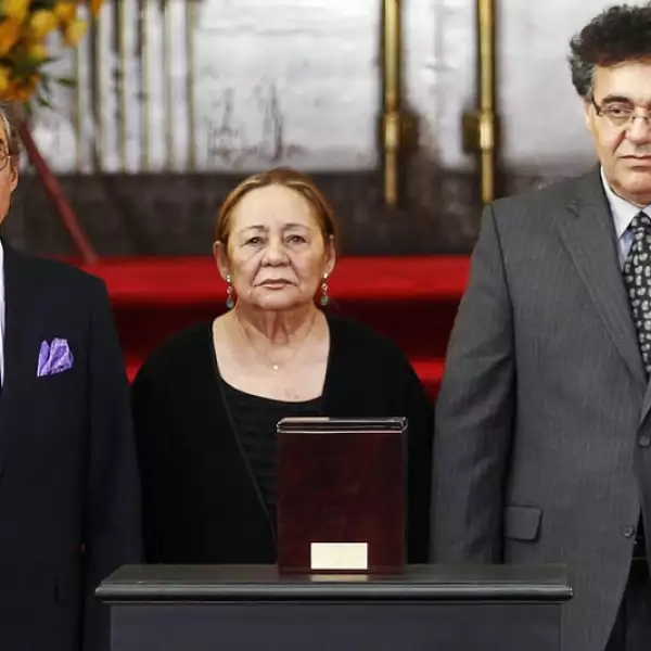Gonzalo García Barcha (izquierda) Mercedes Barcha (centro) y Rodrigo García Barcha (derecha) ante las cenizas de Gabo