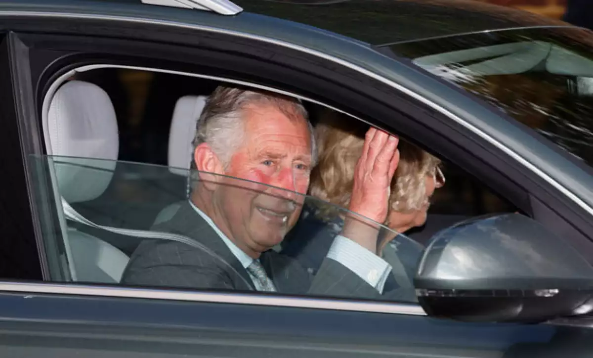 A un día de haber llegado al mundo, el principe Carlos, Camila de Cornwall, Pippa, Carole y Michael Middleton llegaron al palacio de Kensington para conocer a la bebé de Kate y William.