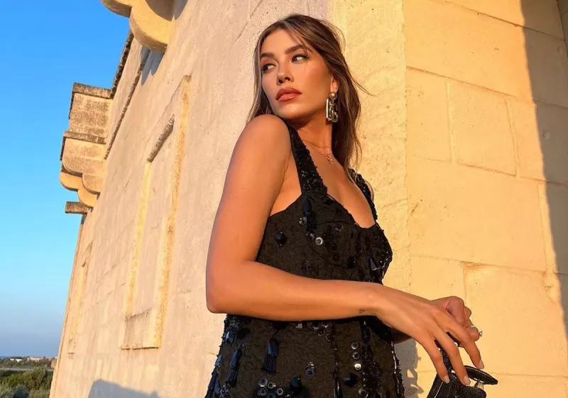 Michelle Salas vestido negro en Italia.