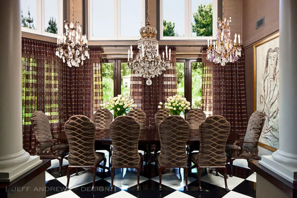 Este cuarto tiene tres de los candelabros favoritos de Kris.