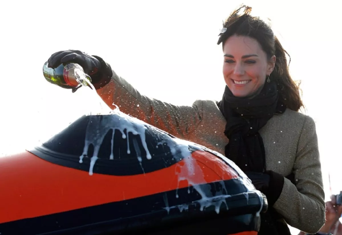 Kate Middleton fue la encargada de bautizar el bote, con lo que también da inicio a una serie de eventos oficiales en su agenda.