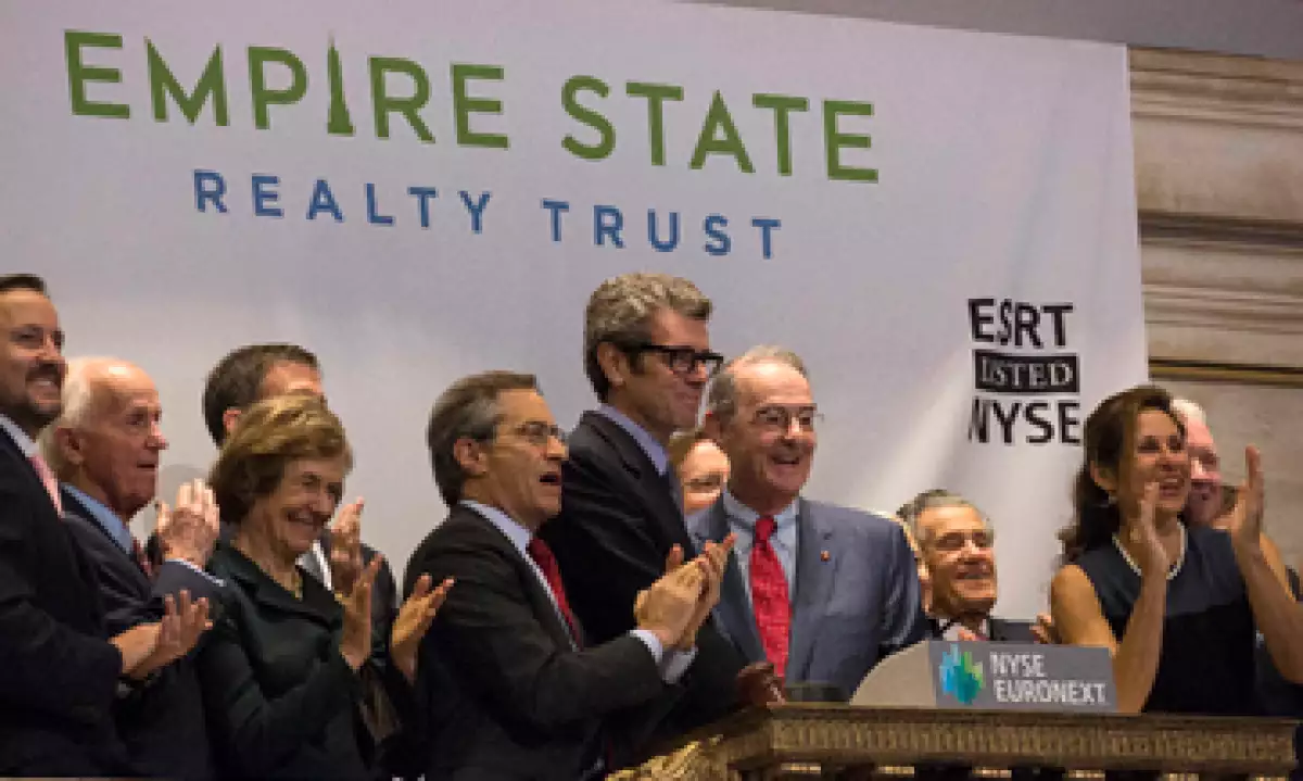 El CEO de Empire State Realty Trust, Anthony Malkin -5 de izquierda a derecha-, hizo sonar la campana de apertura de la Bolsa. (Foto: Reuters)