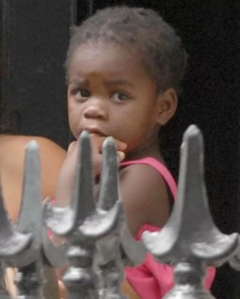 Mercy James, de cuatro años, ya llegó a la casa que la cantante tiene en Londres. La pequeña viajó acompañada de una niñera, una enfermera pediátrica y una empleada.