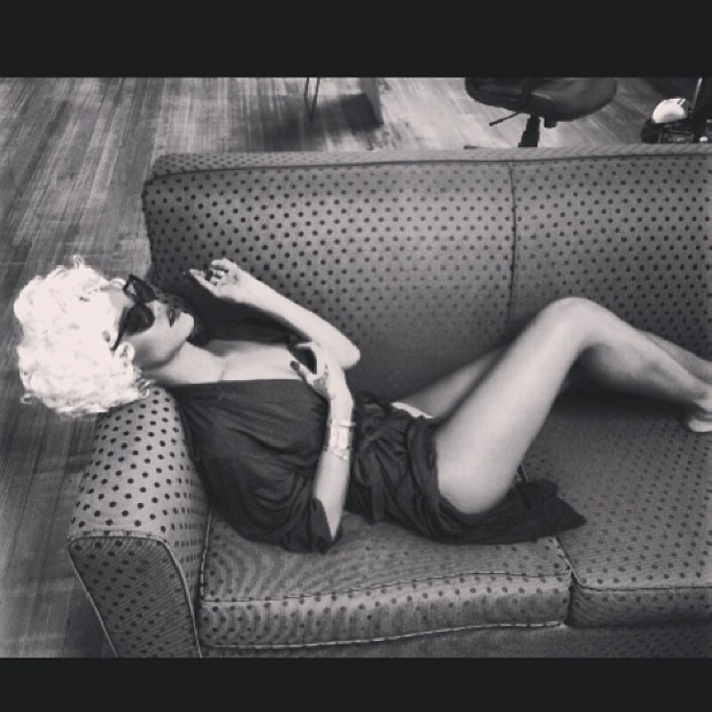 La cantante posó muy sexy sobre un sillón mientras fumaba.