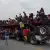 Migrantes abordan un camión de carga en el municipio de Jesús Carranza, Veracruz para trasladarse al poblado de Nuevo Morelos.