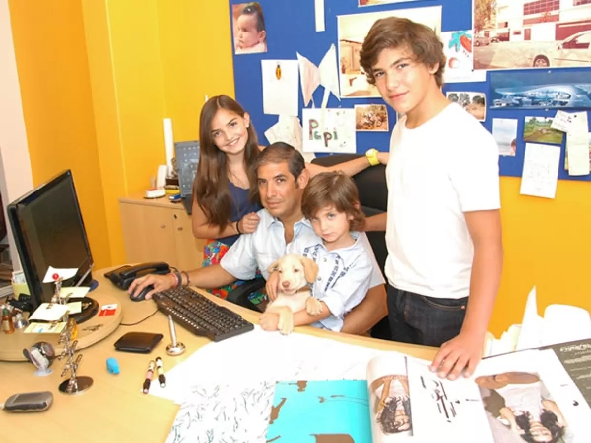 Miguel Andonaegui con sus tres hijos Miguel, Amaya e Iñaki y `Beto´su perro.