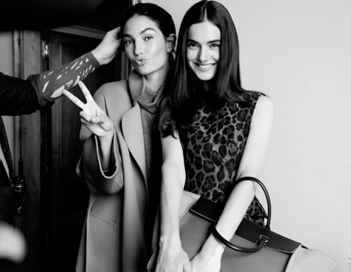 Las modelos divirtiéndose en el set.