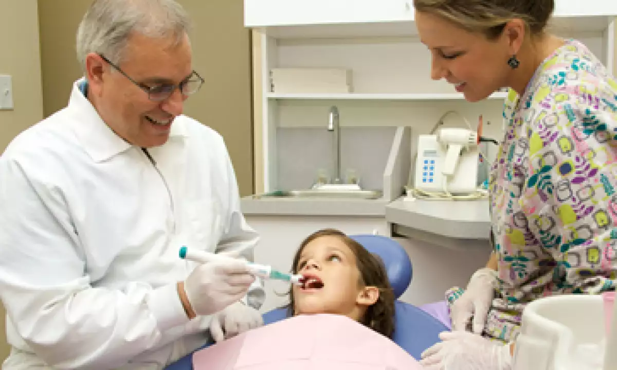 Para que puedan preservarsle las células dentales el odontólogo debe seguir un procedimiento de conservación una vez que extrae el diente. (Foto: AP)