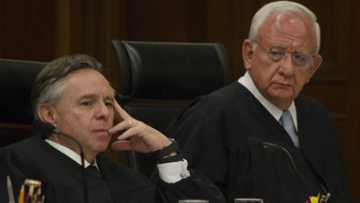 Los ministros de la Suprema Corte de Justicia de la Nación Eduardo Medina Mora (izquierda) y Juan N. Silva Meza durante la sesión ordinaria de este martes