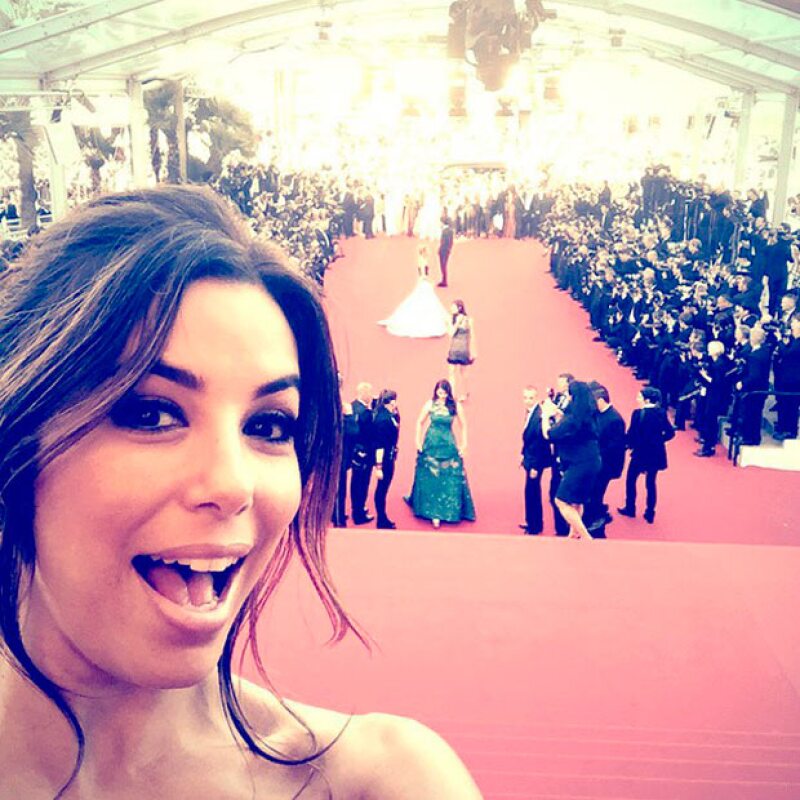 Como Salma, Eva también rompió las reglas con la selfie en Cannes.