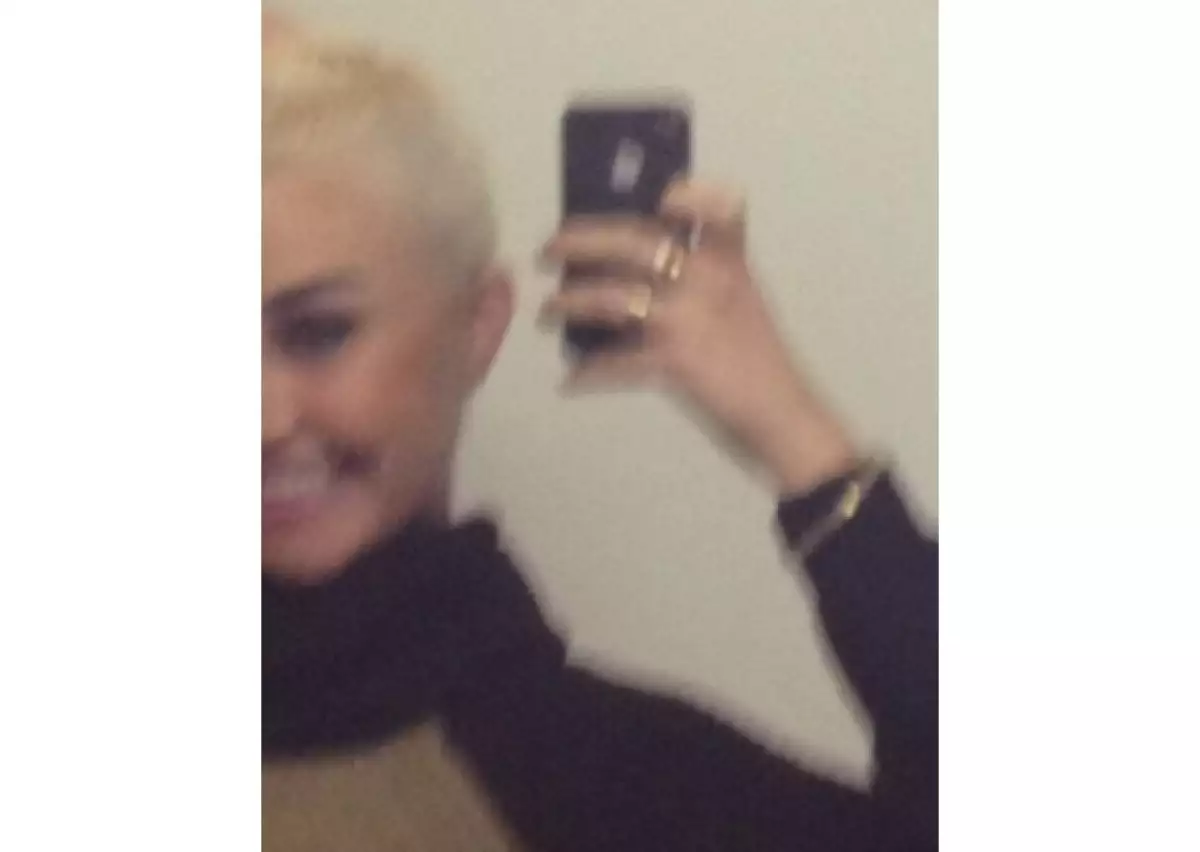 De un lado tiene extensiones pero se rapó la otra mitad de su rubia cabellera.