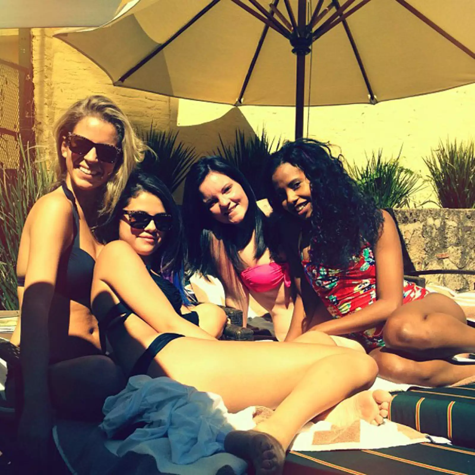 Pero como no todo es la vida en pareja, la intérprete también disfruta del dicho de que en el mar la vida es más sabrosa, a lado de sus amigas.