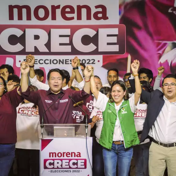 Citlalli Hernández, Mario Delgado, Karen Castrejon y Mario Llergo, celebran la victoria de Morena.