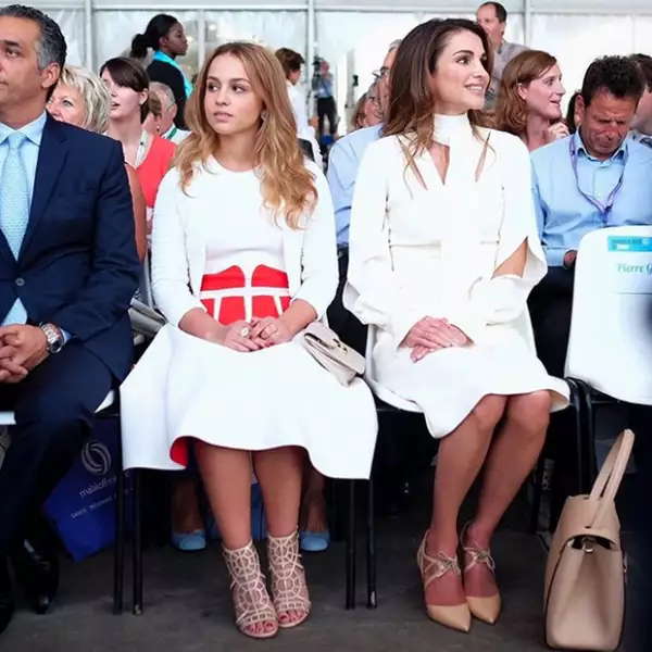 La reina Rania subió a su propio Instagram esta foto donde aparece con su hija Imán en la Conferencia Medef en París.