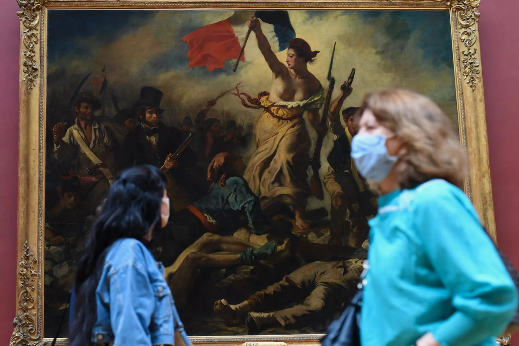 (Visitantes del Museo de Louvre usando cubrebocas para prevenir contagios de Covid-19)