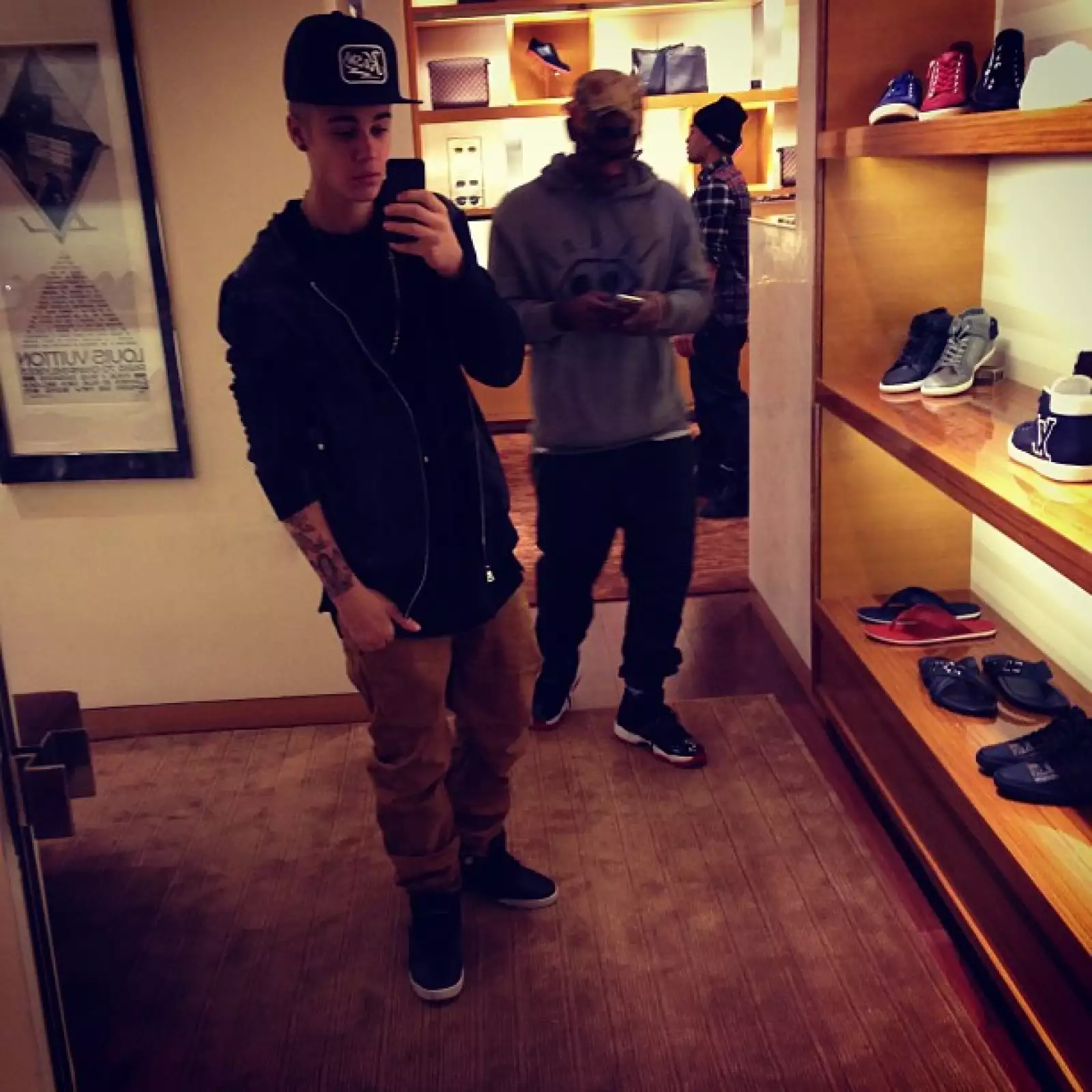 Durante una visita a Louis Vuitton, Justin no podía dejar pasar la oportunidad de autofotgrafiarse.