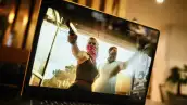 En esta imagen ilustrativa, se observa el tráiler del videojuego "Grand Theft Auto 6" en la pantalla de un ordenador portátil el 5 de diciembre de 2023 en Londres, Inglaterra.